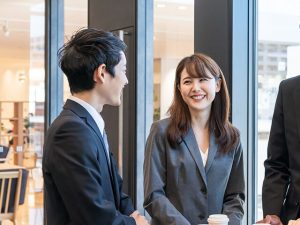 想いを寄せる先輩を見つめる女性